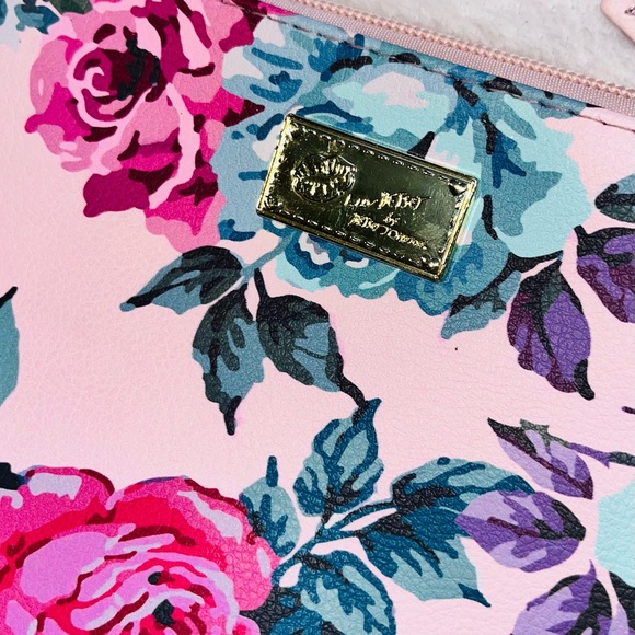 Betsey Johnson Floral Pink Crossbody Wristlet Bag πΈ - Picture 2 of 11